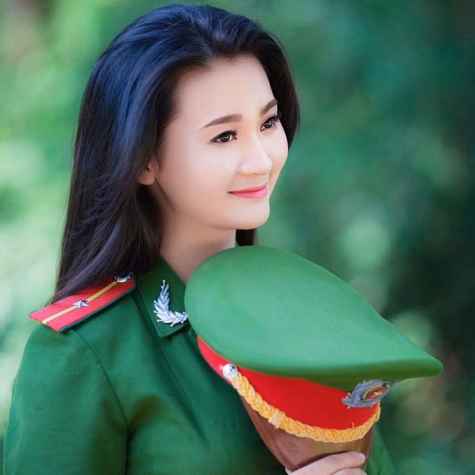 Nu cong an huyen chup anh khoe ve dep noi son cuoc