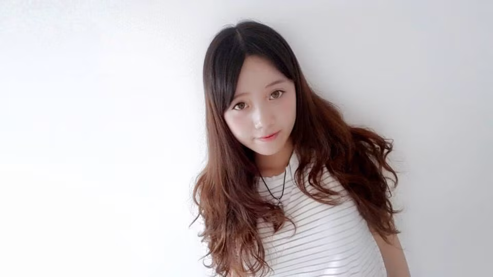  Nữ sinh sư phạm có cái tên lạ Lại Quản Hương Linh, sinh năm 1996 sở hữu khuôn mặt xinh xắn.