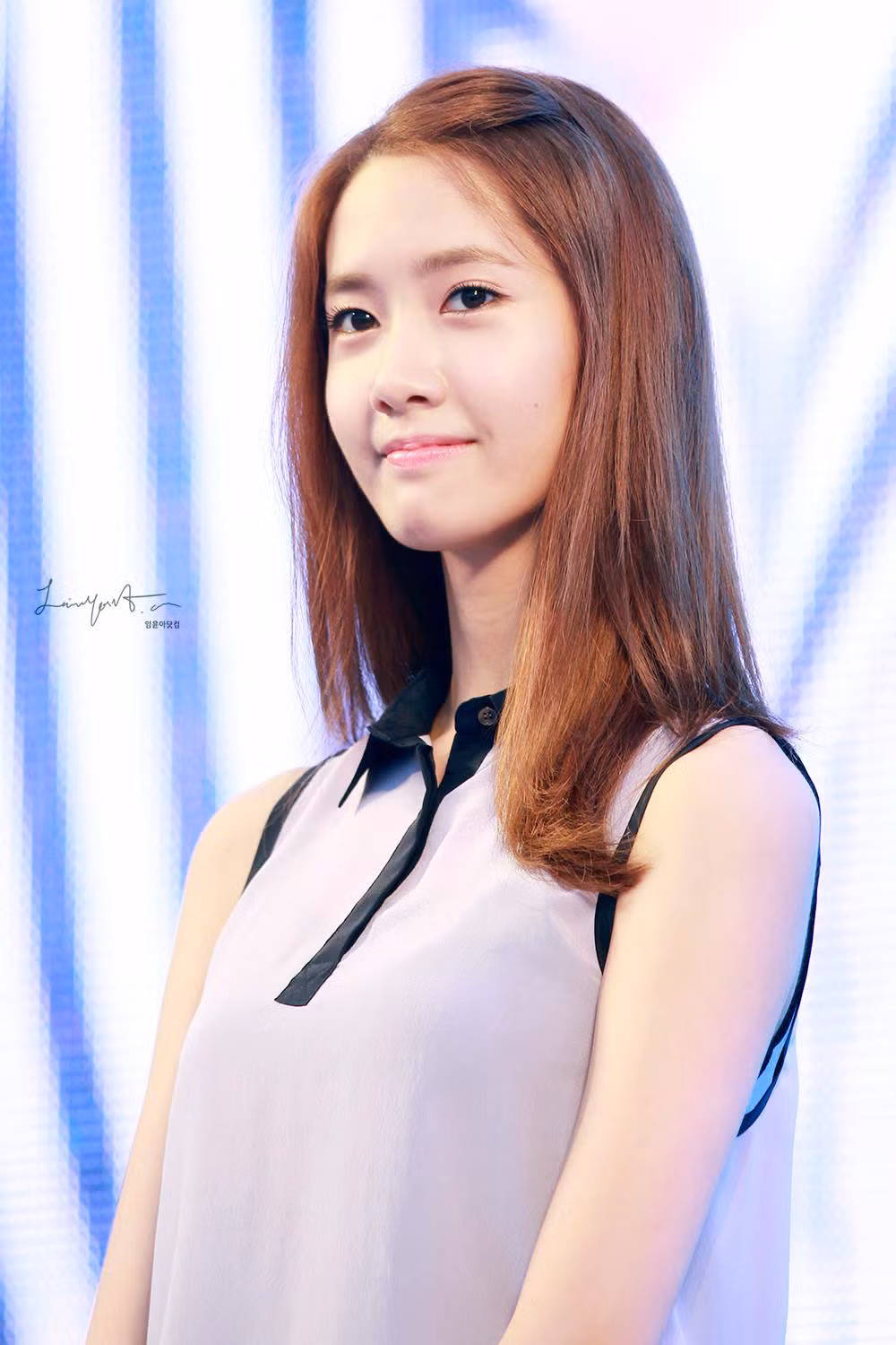 Trong một số bức ảnh, Hương Linh trông giống hệt ca sĩ Yoona người Hàn Quốc, đặc biệt là ở nước da trắng, đôi mắt và nụ cười rạng rỡ. Được nhiều người khen ngợi là xinh đẹp nhưng Hương Linh cũng gặp phải không ít rắc rối. 