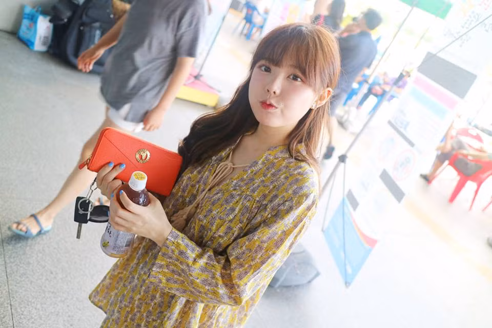 Thường xuyên xuất hiện với hình tượng giống như một nữ sinh cấp hai, đôi khi Hong Young Gi cũng biến tấu trang phục, ăn mặc khác lạ để tạo hình ảnh trưởng thành, quyến rũ hơn.
