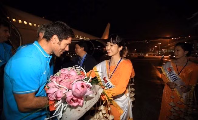 Sau hàng loạt tin đồn, cả vụ một thanh niên đốt sạch 10 tấm vé xem trận Man City giao hữu với ĐTVN vì biết các cầu thủ của CLB không tôn trọng fan Việt... một cô gái trong đoàn tiếp đón, phục vụ các cầu thủ đã lên tiếng "minh oan". Theo đó, các cầu thủ Man City sang Việt Nam luôn có thái độ rất tốt, luôn vui vẻ và tỏ ra hiền lành... những thông tin dân mạng rỉ tai nhau trước đó chỉ là một góc phản ánh nhỏ và đã bị một số người "mô-li-phê" lên quá đáng.