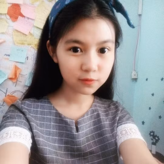 Được biết, ngoài thành tích học tập khá, giỏi, Phương Oanh còn là một nữ sinh rất tích cực tham gia những hoạt động ngoại khóa, ca hát ở trường.