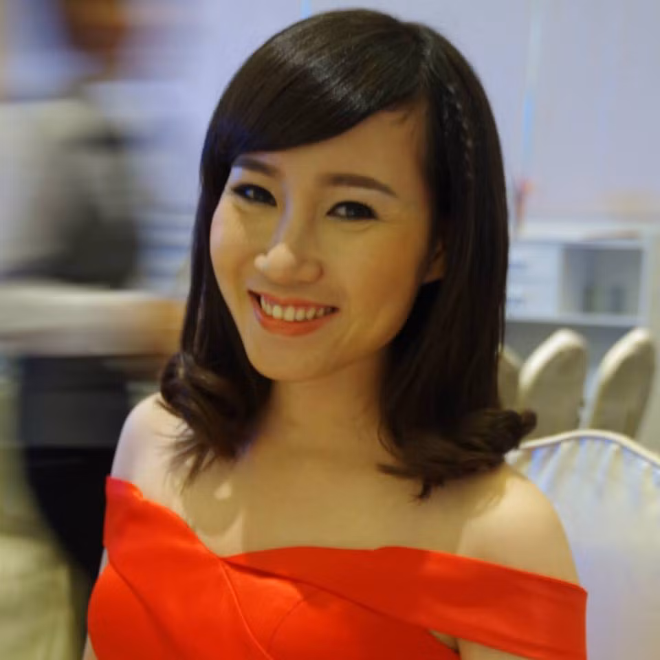 Việc nằm ngủ trên dây thậm chí đã trở thành sở thích của nữ phượt thủ xinh đẹp.