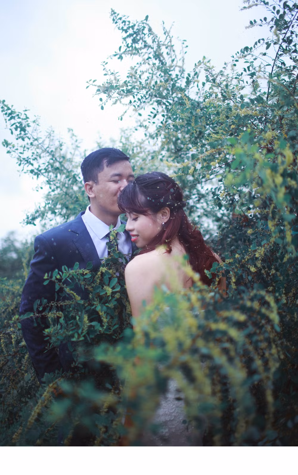 Điều này lại một lần nữa chứng minh rằng chính cô dâu chú rể mới thực sự là những nhân vật chính trong ảnh cưới, những khoảnh khắc tươi vui của họ có thể vượt qua bất cứ trở ngại thời tiết nào.