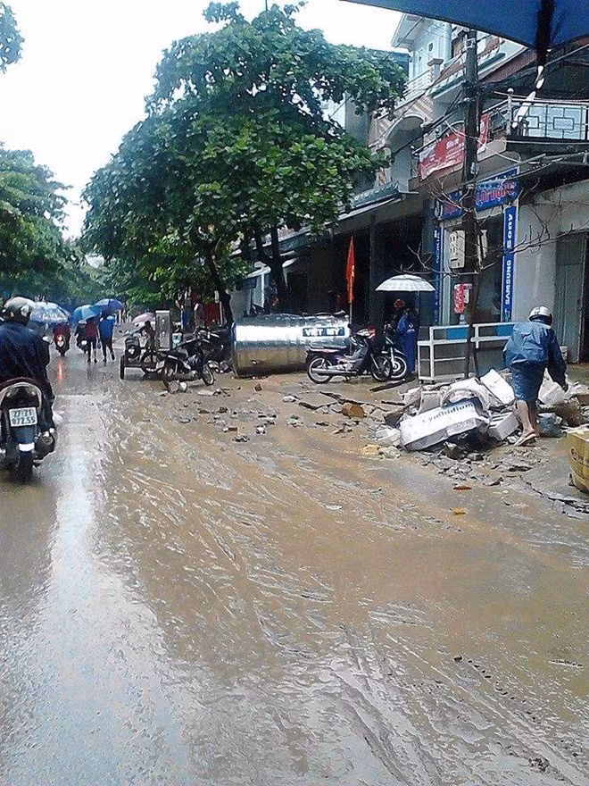 Người dân khu Tân Tiến thu dọn bùn đất, vật dụng gia đình sau lũ ống. Ảnh: Độc giả Phạm Ngọc Khoa.