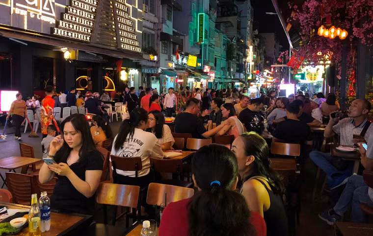 Ai cũng háo hức chờ đón thời đặc biệt của người dân Châu Á - thời khắc Giao thừa tiễn Mậu Tuất đón Kỷ Hợi.