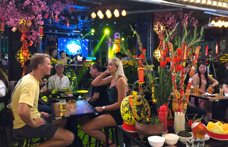 Du khách quốc tế thích thú với truyền thống đón Tết của người Việt Nam.
