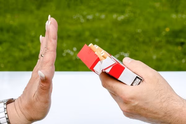 4. Thuốc lá Các nghiên cứu tiết lộ rằng những người hút thuốc có nguy cơ viêm khớp dạng thấp và các tổn thương cho khớp, xương và mô liên kết. Thuốc lá không chỉ gây ra các triệu chứng đau đớn, nó còn làm cho điều trị viêm khớp kém hiệu quả và gây ra các biến chứng bổ sung nếu bạn cần phẫu thuật.