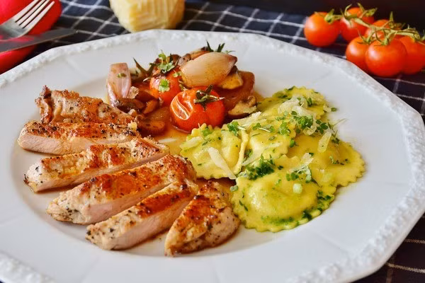 10. Carbs tinh chế Bột trắng, được tìm thấy trong nhiều sản phẩm, từ bánh mì, bánh quy giòn, bánh ngọt và ngũ cốc, được chế biến cao đến mức nó không còn giá trị dinh dưỡng như lúa mì thuần chất ban đầu. Carbs tinh chế phân hủy thành đường trong cơ thể và gây viêm bên trong, do đó làm tăng các cytokine và các hợp chất gây viêm khác trong máu.