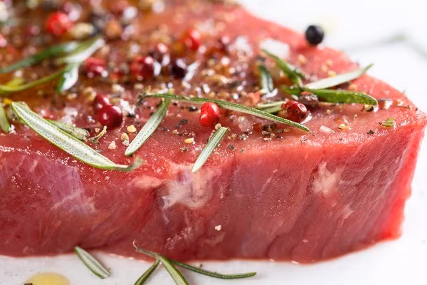 7. Chất béo bão hòa Ăn thực phẩm có nhiều chất béo bão hòa làm nặng thêm tình trạng viêm khớp đặc biệt là ở mô mỡ. Các nguồn chất béo bão hòa được nạp nhiều nhất là các sản phẩm sữa, thịt đỏ, thực phẩm chiên và chế biến.