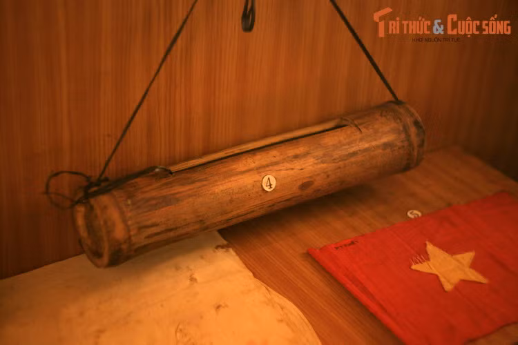 Bảo tàng khánh thành ngày 18/5/1990, có diện tích sử dụng trên 5.000 m2. Nơi đây hiện quản lý khoảng 31.360 hiện vật khác nhau cùng gần 15.000 tài liệu phim ảnh và 11.000 đầu sách về phụ nữ Nam Bộ. Ảnh: Chiếc mõ tre chị Xoa dùng để cất giấu cờ Mặt trận Giải phóng, ảnh Bác, thư từ và dùng gõ mõ báo động.
