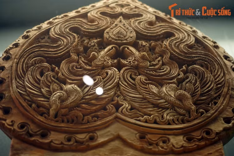 Theo hồ sơ Bảo vật quốc gia, hiện vật mang hình ảnh hai con chim phượng nhún nhảy, chầu ngọc, được khắc họa trên một hình tượng lá đề lớn. Phần thân lá đề cao tổng cộng 77 cm, bề ngang rộng nhất 74 cm.