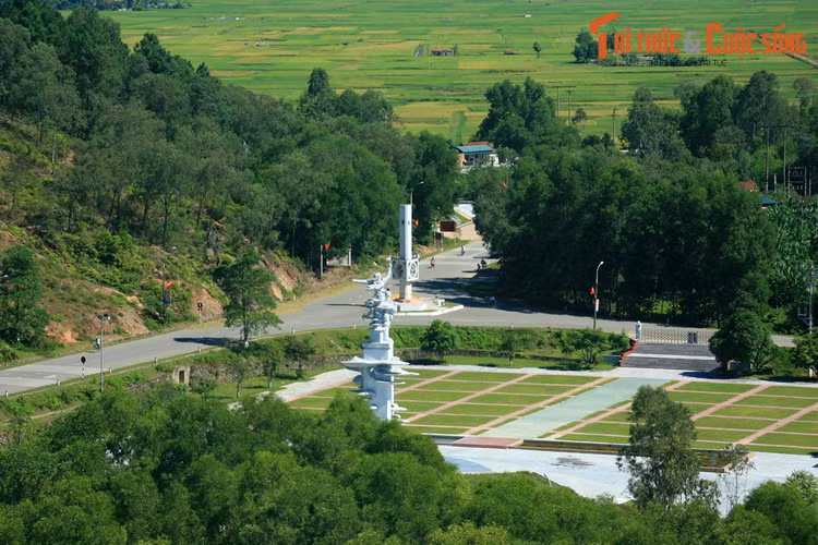 Chiều ngày 24/7/1968, sau một trận bom ở ngã ba, 10 cô gái áo xanh đã đến hiện trường gấp rút triển khai việc sửa chữa đường. Bất ngờ tốp máy bay phản lực của địch quay lại thả một loạt bom trúng căn hầm các cô vừa vào trú ẩn. Cả 10 cô đã hi sinh khi còn rất trẻ, phần lớn chưa lập gia đình.