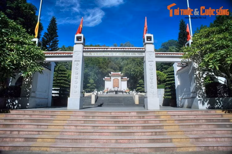 Sự hinh sinh của 10 nữ thanh niên xung phong ở Ngã ba Đồng Lộc là biểu tượng cô đọng cho tinh thần Anh hùng – Bất khuất – Trung hậu – Đảm đang của người phụ nữ Việt Nam cũng như của toàn thể lực lượng thanh niên xung phong thời kháng chiến chống Mỹ.