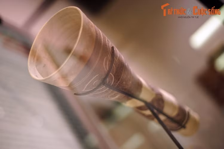 Về cơ bản, đây là chiếc ống rỗng có một đầu hẹp dùng để phát ngôn, một đầu loe ra là nơi âm thanh được truyền đi.