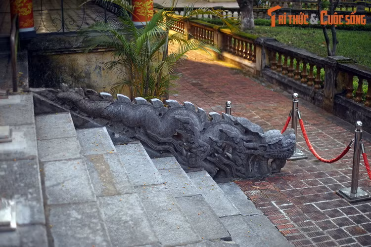Mặc dù có quy mô nhỏ hơn và ít được nhắc đến, cặp rồng đá phía sau điện Kính Thiên vẫn là hiện vật vô cùng quý giá, mang giá trị tiêu biểu, nổi bật của Hoàng thành Thăng Long.