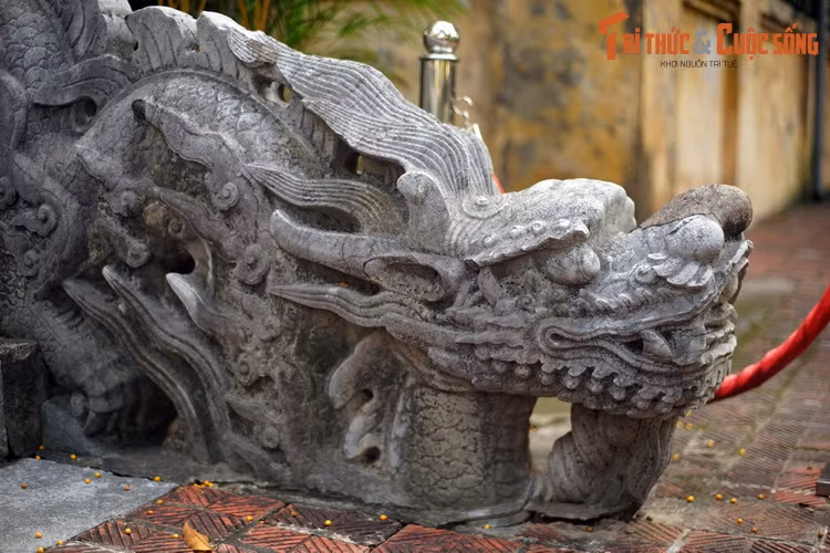 Điểm khác biệt lớn nhất trong tạo hình của cặp rồng nhỏ so với cặp rồng lớn là thân cặp rồng nhỏ có vẩy, còn thân cặp rồng lớn để trơn.