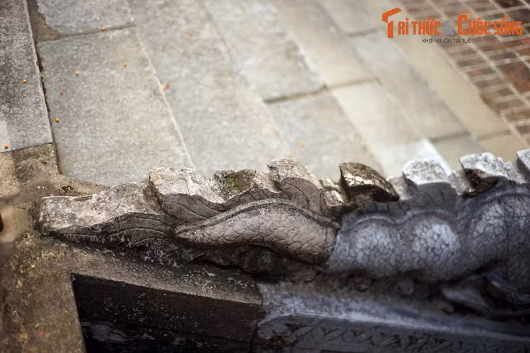 Do biến thiên của thời cuộc, phần đuôi rồng đã bị vỡ, được phục chế bằng gạch và xi măng.