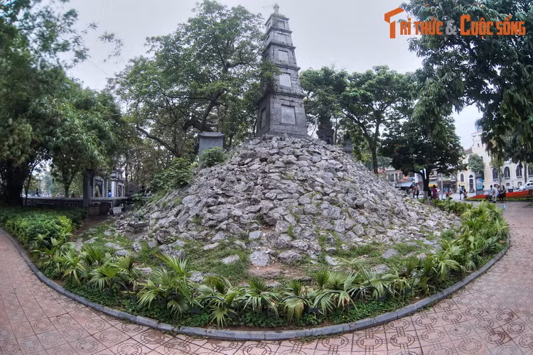 Theo dụng ý của Nguyễn Siêu, tháp Bút và núi Độc Tôn là một “bộ đôi” không thể tách rời, là biểu tượng của "Văn" và "Võ", mang đậm nhân sinh quan Nho giáo. Nhưng theo dòng thời gian, người ta chỉ còn nhắc đến tháp Bút, còn lịch sử 4 thế kỷ của núi Độc Tôn hầu như rơi vào quên lãng.