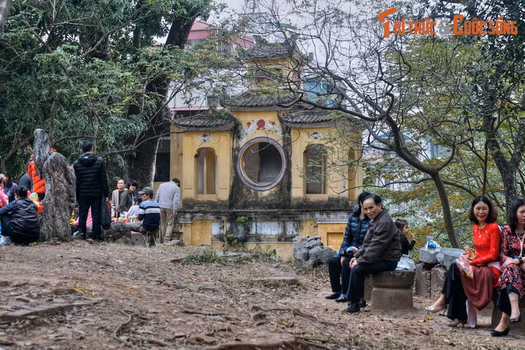 Theo một số nguồn sử liệu, sau chiến thắng Ngọc Hồi - Đống Đa, vua Quang Trung cho thu nhặt xác giặc xếp vào 12 cái hố rộng, lấp đất chôn và đắp cao thành gò, 12 gò này nằm rải rác từ làng Thịnh Quang đến làng Nam Đồng.