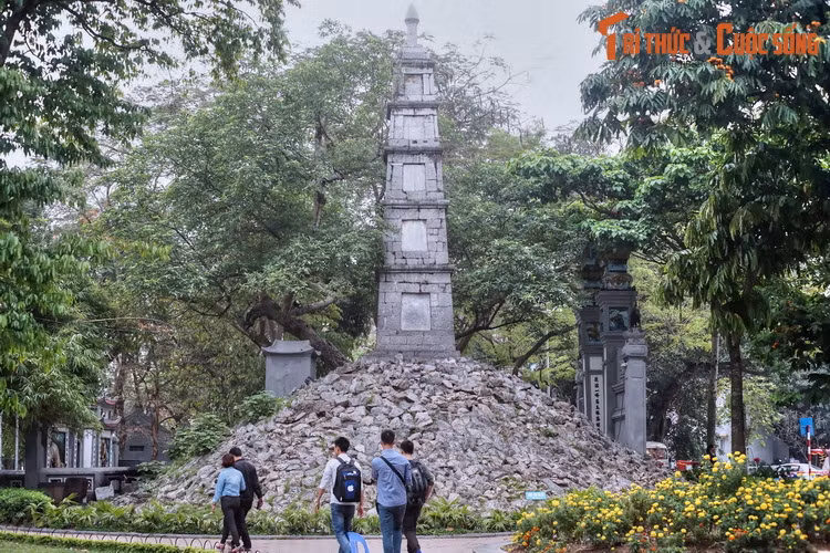2. Nằm bên bờ hồ Hoàn Kiếm ở quận Hoàn Kiếm, tháp Bút là một trong những hình ảnh mang tính biểu tượng về thủ đô Hà Nội. Tháp được đặt trên núi Độc Tôn, một công trình có lịch sử khá đặc biệt, gắn với thời các chúa Trịnh.