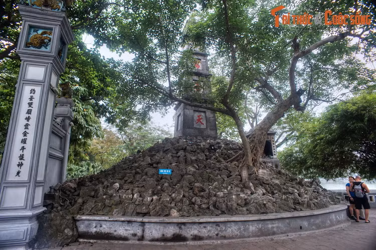 Đến năm 1865, Nguyễn Văn Siêu, danh sĩ nổi tiếng của Hà Nội, đã đứng ra sửa sang lại toàn bộ khu đền Ngọc Sơn. Trên núi Độc Tôn, ông cho xây dựng một tháp đá có đỉnh hình ngọn bút lông. Trên thân tháp có tạc ba chữ “Tả Thanh Thiên” có nghĩa là “viết lên trời xanh”.