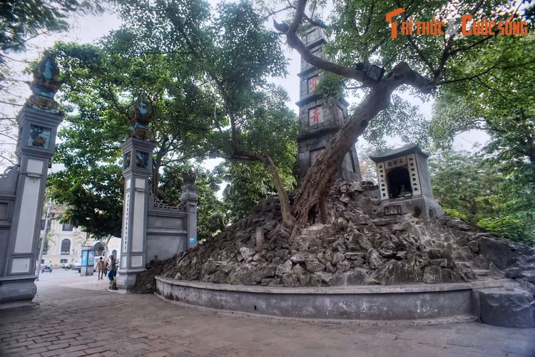 Theo sử sách, vào thế kỷ 18, chúa Trịnh Doanh (1720-1767) đã cho xếp đá để xây hòn núi này nhằm kỷ niệm việc việc đập tan cuộc nổi dậy của quận Hẻo – Nguyễn Danh Phương ở vùng Tam Đảo. Núi Độc Tôn khi đó nằm cạnh lối vào cung Khánh Thụy, sau này trở thành đền Ngọc Sơn.