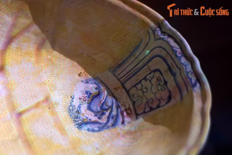 Trở lại với hiện vật đã đề cập, đây vốn là mảnh vỡ của một chiếc đĩa lớn. Trên mảnh vỡ có hoa văn hình cánh sen ngoài rìa cùng một phần cảnh vật trong lòng đĩa.