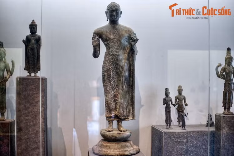 2. Bảo vật quốc gia - tượng Phật Đồng Dương được nhà khảo cổ học Pháp Henri Parmentier phát hiện vào năm 1911 tại di chỉ khảo cổ Đồng Dương (nay thuộc xã Bình Định, huyện Thăng Bình, tỉnh Quảng Nam).