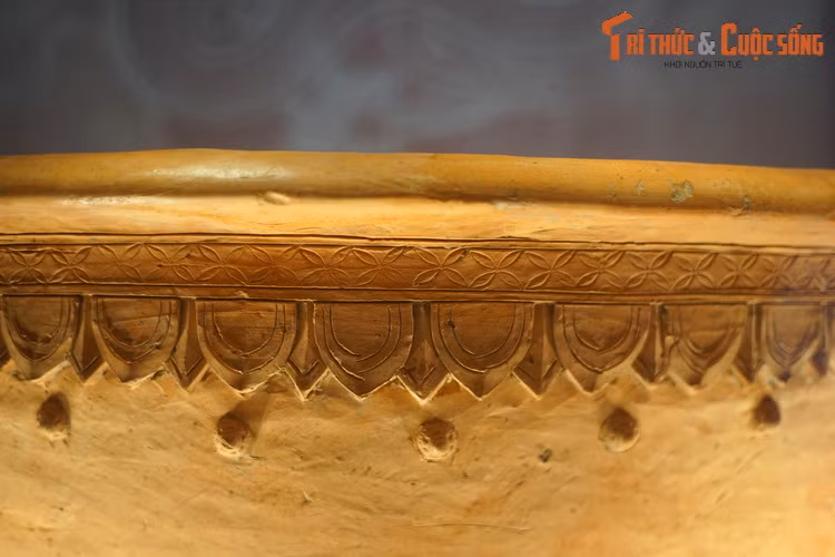 Đặc điểm nổi bật của chiếc chậu khổng lồ này là vai trang trí bằng hoa văn cánh sen đắp nổi và hoa văn hoa chanh khắc chìm. Dưới các cánh sen có núi tròn nổi lên, khoảng 2 cánh có một núm.
