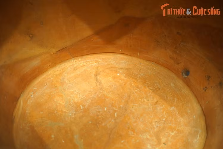 Tại ví trí tiếp giáp đáy chậu có một lỗ nhỏ để thoát nước.