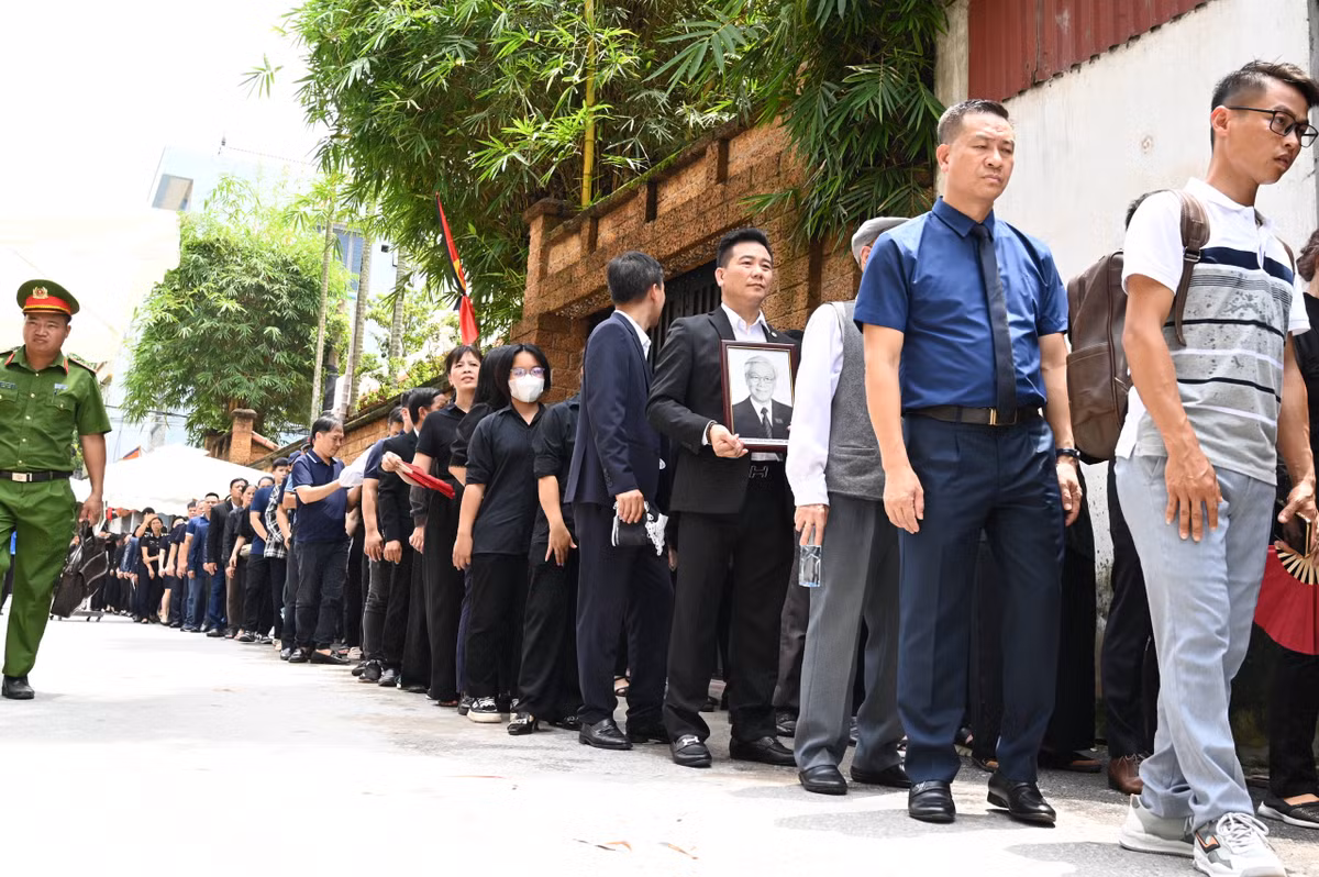 Người dân khắp nơi đến huyện Đông Anh (Hà Nội) xếp hàng để viếng và tiễn đưa Tổng Bí thư Nguyễn Trọng.