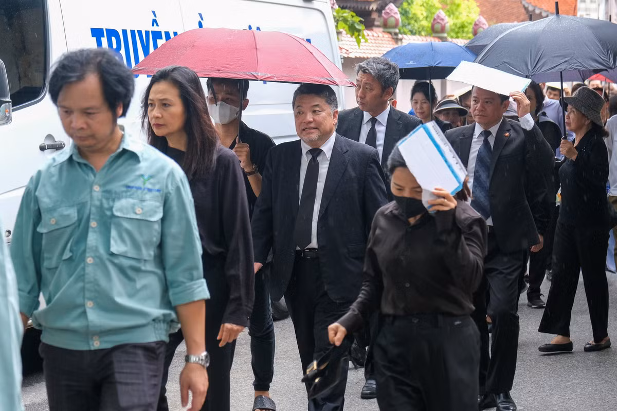 Mặc dù thời tiết lúc nắng, khi mưa, nhưng hàng dài người vẫn kiên trì chờ vào viếng.