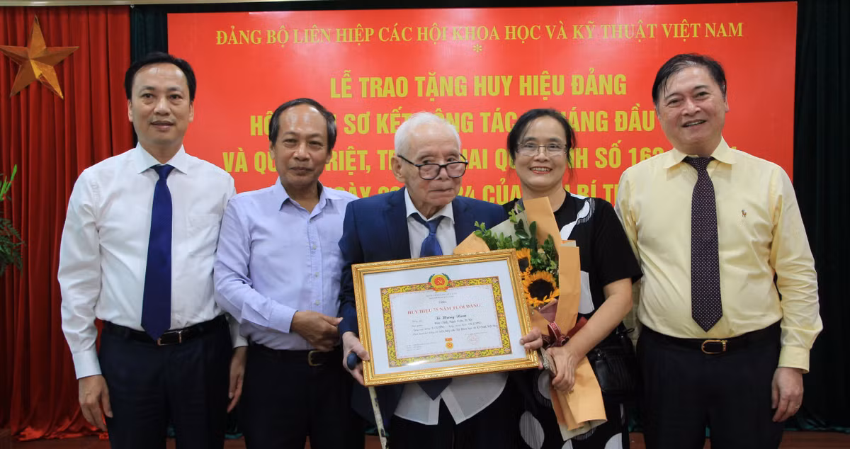 VUSTA trao tang Huy hieu Dang va so ket cong tac 6 thang dau nam