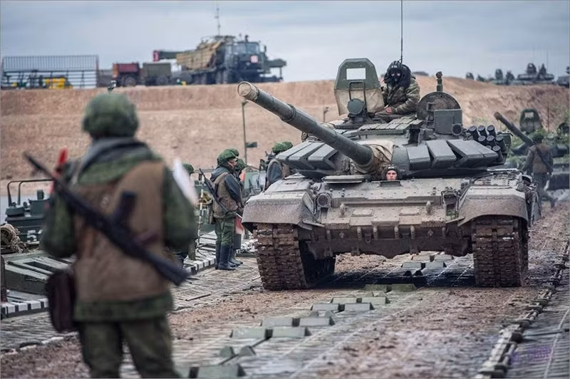 Chiến tăng T-72MBT là mẫu nâng cấp mức độ sâu loại xe tăng chiến đấu chủ lực huyền thoại T-72 với việc hiện đại hóa hệ thống động cơ (sử dụng động cơ diesel mới 1.130 mã lực, hệ thống kiểm soát kĩ thuật số), hệ thống trinh sát; trang bị giáp ERA Kontakt-5 mới, được bố trí lắp đặt tương tự như xe tăng T-90A.