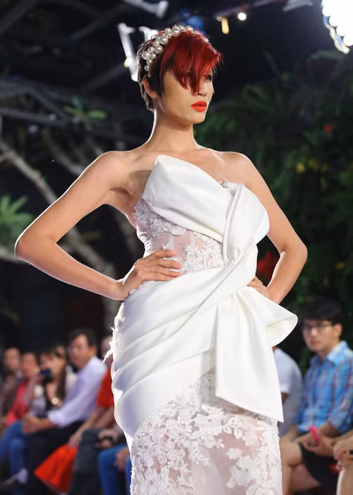Nhờ phong cách trình diễn sắc lạnh, quyến rũ, chân dài gốc Hà thành trở thành một người mẫu có tiếng. Ảnh: Khám Phá