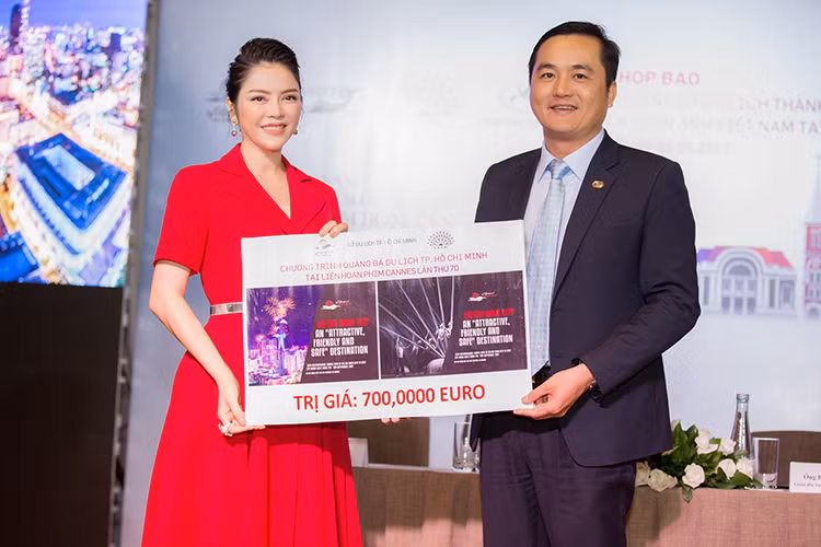 Ngay từ những năm đầu tiên đặt chân đến Cannes, nữ diễn viên, doanh nhân Lý Nhã Kỳ từng tự hỏi: “Phải làm gì để hình ảnh đất nước Việt Nam được hiện diện trang trọng nhất ở Cannes?”.