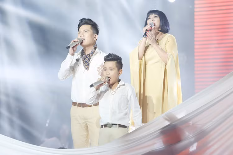 Cả 4 huấn luyện đều đứng lên trước tiết mục của Anh Tú. Thu Minh cho rằng đây là tiết mục tuyệt vời nhờ sự giúp sức của danh ca Cẩm Vân. Noo Phước Thịnh tán thành ý kiến của Thu Minh và gửi lời chúc mừng Anh Tú. Ảnh: VTV