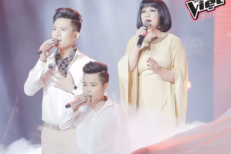 Cũng ở phần thi kết hợp với khách mời, Anh Tú - học trò Đông Nhi hòa giọng cùng danh ca Cẩm Vân và bé Nhật Minh qua ca khúc bất hủ “Cát bụi” của nhạc sĩ Trịnh Công Sơn. Ảnh: Fanpage