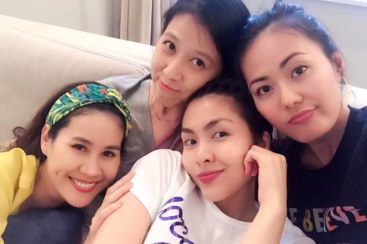 Tăng Thanh Hà còn có mối quan hệ thân thiết với Thùy Trang (thứ hai bên trái) - bà xã nam ca sĩ Phạm Anh Khoa. Ảnh: FBNV