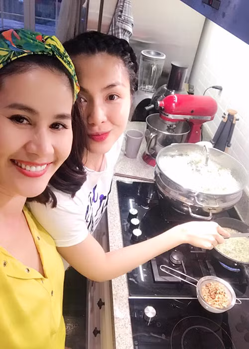 Tăng Thanh Hà vừa mới trở lại công việc sau hơn 1 tháng sinh con gái. Dù bận rộn với công việc và chăm sóc hai con nhỏ nhưng cô vẫn dành thời gian gặp gỡ bạn bè. Ảnh: FBNV