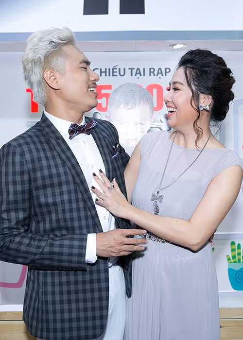 Kiều Minh Tuấn chúc mừng Lê Khánh ra mắt bộ phim. Gần đây, Kiều Minh Tuấn gây chú ý với bộ phim “Em chưa 18”.