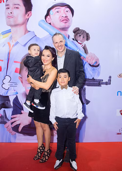 Lý Thanh Thảo hạnh phúc bên ông xã người Hà Lan và hai cậu con trai kháu khỉnh trên thảm đỏ.
