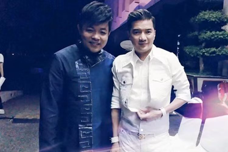 Sau đó, Quang Lê úp mở về tin nhắn khủng khiếp mà Mr Đàm gửi cho anh. Điều này Đàm Vĩnh Hưng nóng mặt và đã công khai toàn bộ tin nhắn gửi đàn em. Sau một thời gian cả hai “lời qua tiếng lại”, cuối cùng Mr Đàm đã ngừng “cuộc chiến” với Quang Lê. Ảnh: Giadinhxahoi