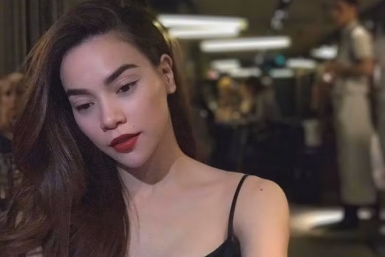 Dư luận một lần nữa cho rằng Hà Hồ là “người thứ ba” phá vỡ hạnh phúc của vợ chồng đại gia kim cương. Trước scandal tình ái, Hà Hồ vẫn giữ thái độ im lặng. Trong khi đó, trên trang cá nhân, vợ đại gia kim cương không ít lần “đá xéo” nữ ca sĩ. Ảnh: FBNV