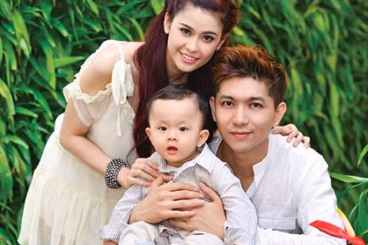  Trương Quỳnh Anh và Tim bí mật hẹn hò sau khi đóng chung phim "Bóng ma học đường" vào năm 2010. Năm 2012, đôi uyên ương chào đón cậu con trai Sushi. Theo lời Trương Quỳnh Anh, việc có thai vốn nằm trong kế hoạch của cả hai. Ảnh: Saostar 