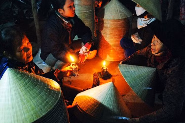 Chợ nón Gò Găng: Chợ nón Gò Găng nằm ở xã An Nhơn, thành phố Quy Nhơn, tỉnh Bình Định chỉ họp tầm 3h-4h sáng, nên còn có tên là "Chợ gà gáy". Chợ chỉ bán một mặt hàng duy nhất là nón lá thô, vật dụng làm nón, và thường diễn ra dưới ánh đèn dầu (Ảnh: Zing)