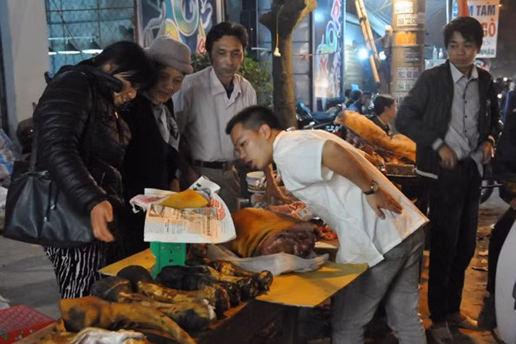 Chợ Viềng Nam Định: Chỉ họp mỗi năm một lần và họp từ nửa đêm đến rạng sáng, chợ Viềng (Nam Định) là khu chợ nổi tiếng nhất miền Bắc. Người đi chợ quan niệm, đến đây để mua may, bán rủi, nên ai cũng sẽ mua ít nhất một món đồ về nhà, và hầu như không mặc cả (Ảnh: Lao Động)