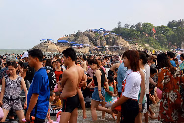 Từ đầu giờ chiều đến chập tối, dưới biển quá đông người, không có chỗ bơi thoải mái. Nhiều khách ở trên bờ nhiều hơn thời gian nhúng thân mình xuống nước.
