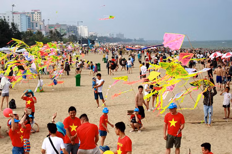 10h sáng nay ở biển Sầm Sơn.